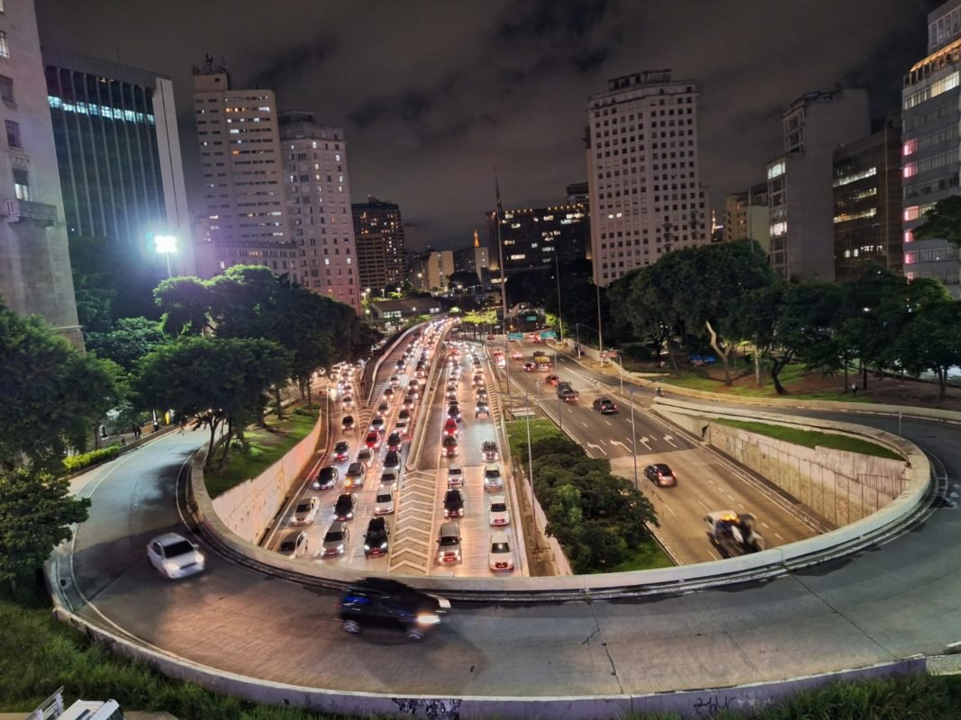 Imagem colorida mostra o transito na cidade de São Paulo enquanto estações do metrô estão paralisadas - Metrópoles