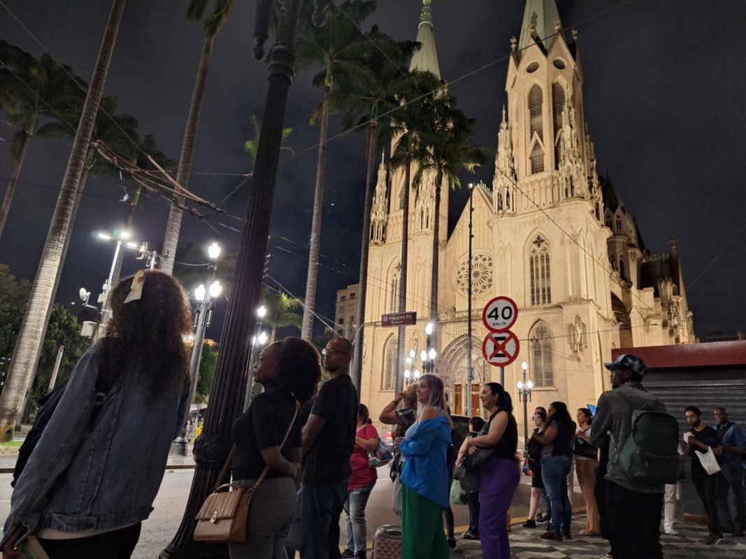 Imagem colorida mostra fila de pessoas na Praça da Sé, no centro de São Paulo - Metrópoles