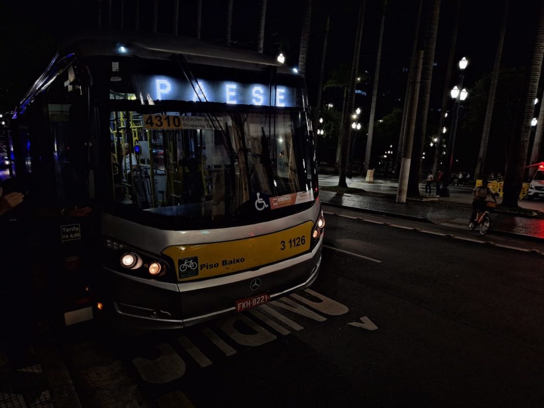 Imagem colorida mostra ônibus da operação Paese durante problema que afetou a circulação da Linha 3-Vermelha do metrô de São Paulo - Metrópoles