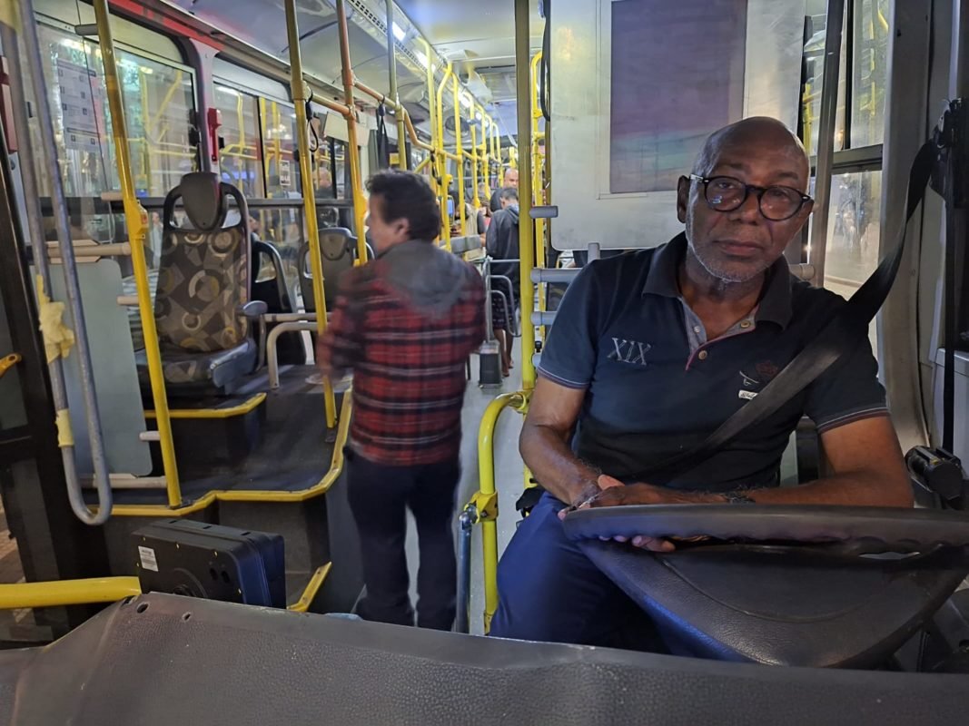 Imagem colorida mostra ônibus da operação Paese durante problema que afetou a circulação da Linha 3-Vermelha do metrô de São Paulo - Metrópoles