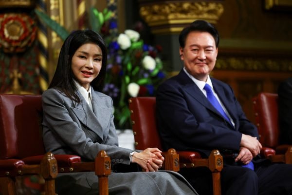 O presidente da Coreia do Sul, Yoon Suk Yeol, senta-se com sua esposa, a primeira-dama Kim Keon-hee