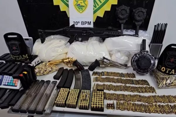 Na imagem, drogas e armamento apreendidos em Curitiba com motorista em fuga