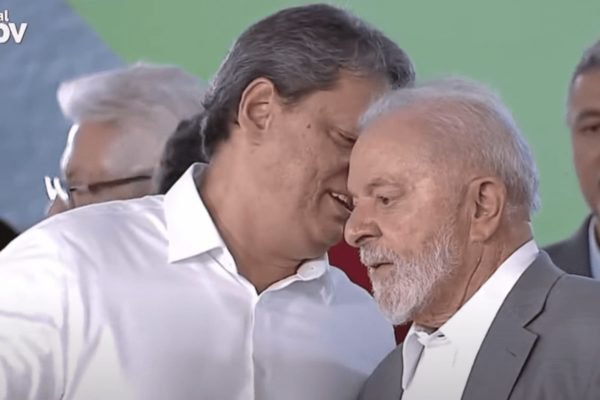Presidente Lula (PT) conversa ao pé do ouvido com o governador de São Paulo Tarcísio de Freitas (Republicanos)