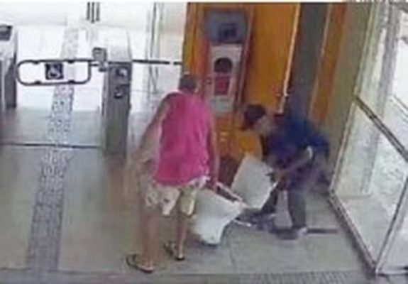 Vídeo: idoso furta vaso sanitário em estação do BRT no Rio