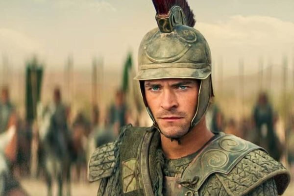 foto colorida de homem vestido de soldado grego - metrópoles