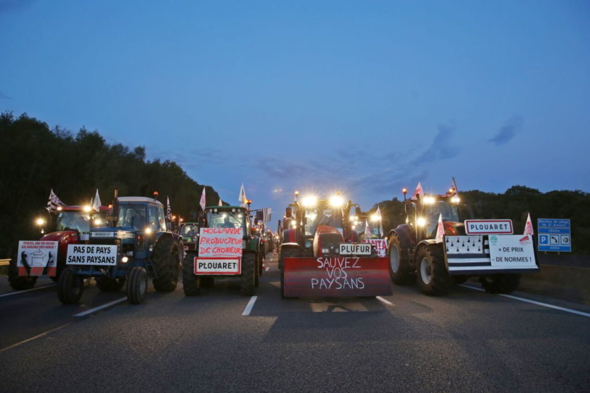 Imagem colorida mostra protestos de agricultores na frança - Metrópoles