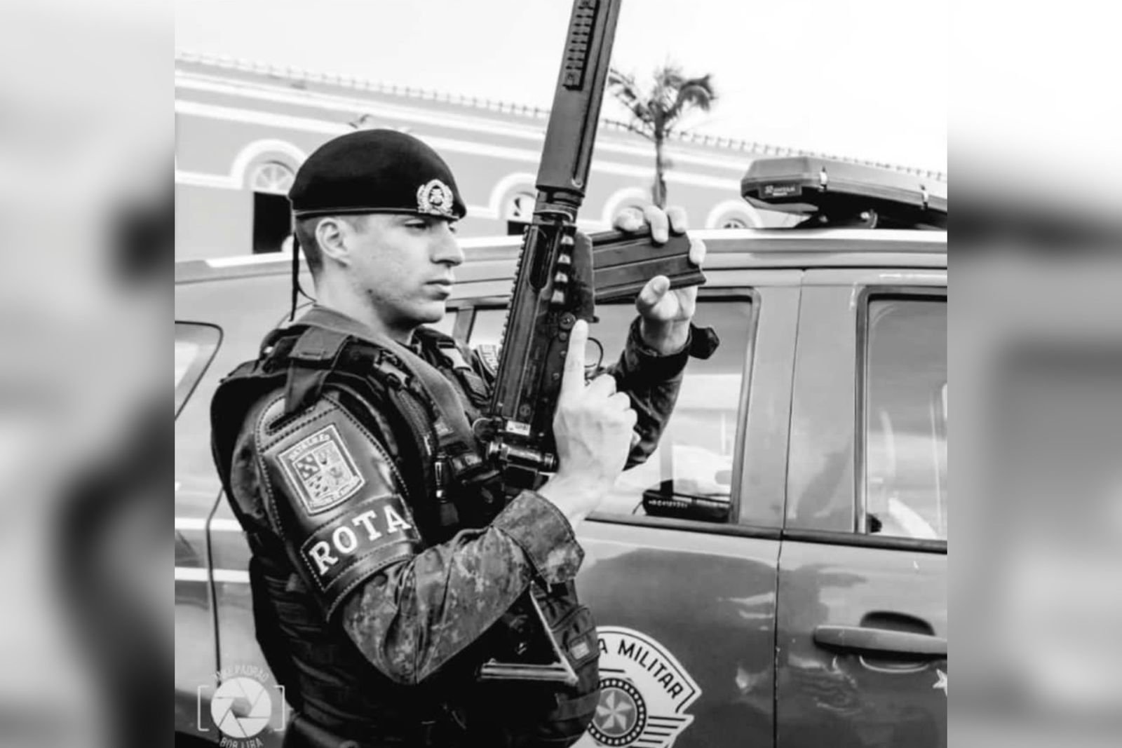 Imagem em preto e branco de um militar segurando um fuzil - Metrópoles