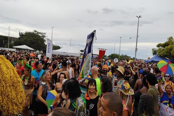 Foto colorida de multidão comemorando carnaval