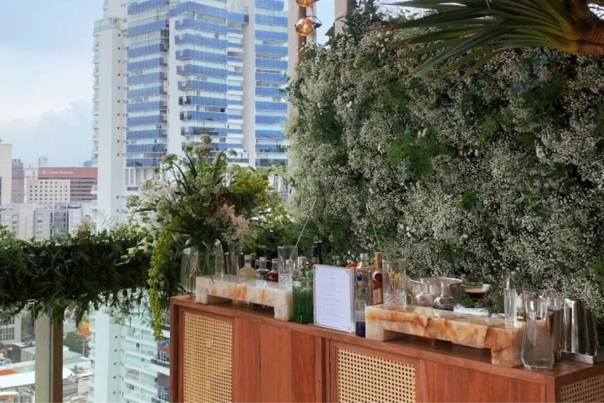 Foto colorida de uma decoração de casamento - Metrópoles
