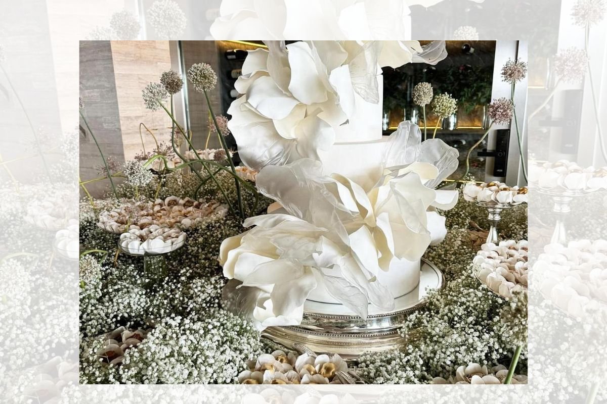 Foto colorida de um bolo de casamento - Metrópoles