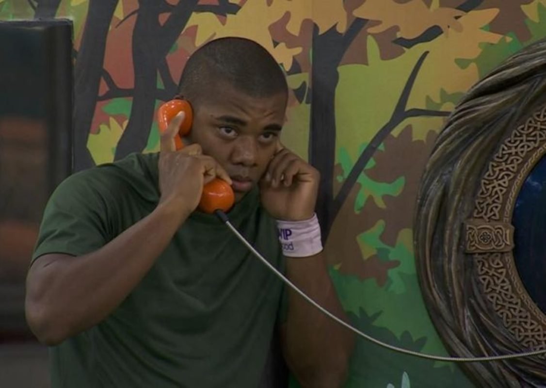 Davi atendendo Big Fone no BBB24