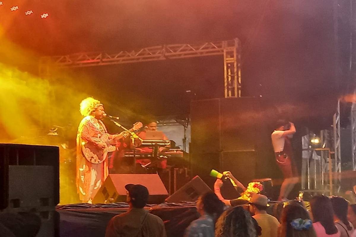 Foto colorida de Chico César cantando em show