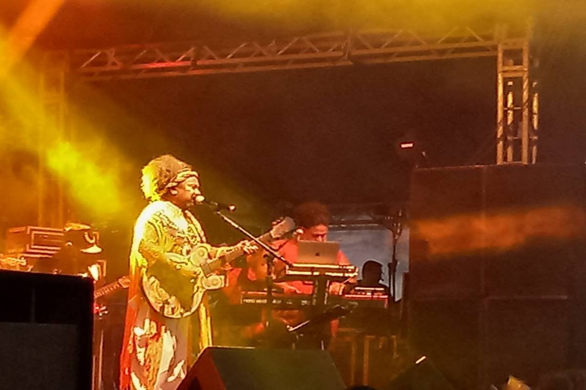 Foto colorida de Chico César cantando em show