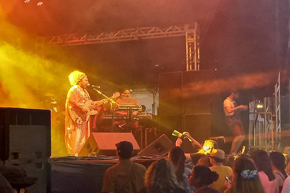 Foto colorida de Chico César cantando em show