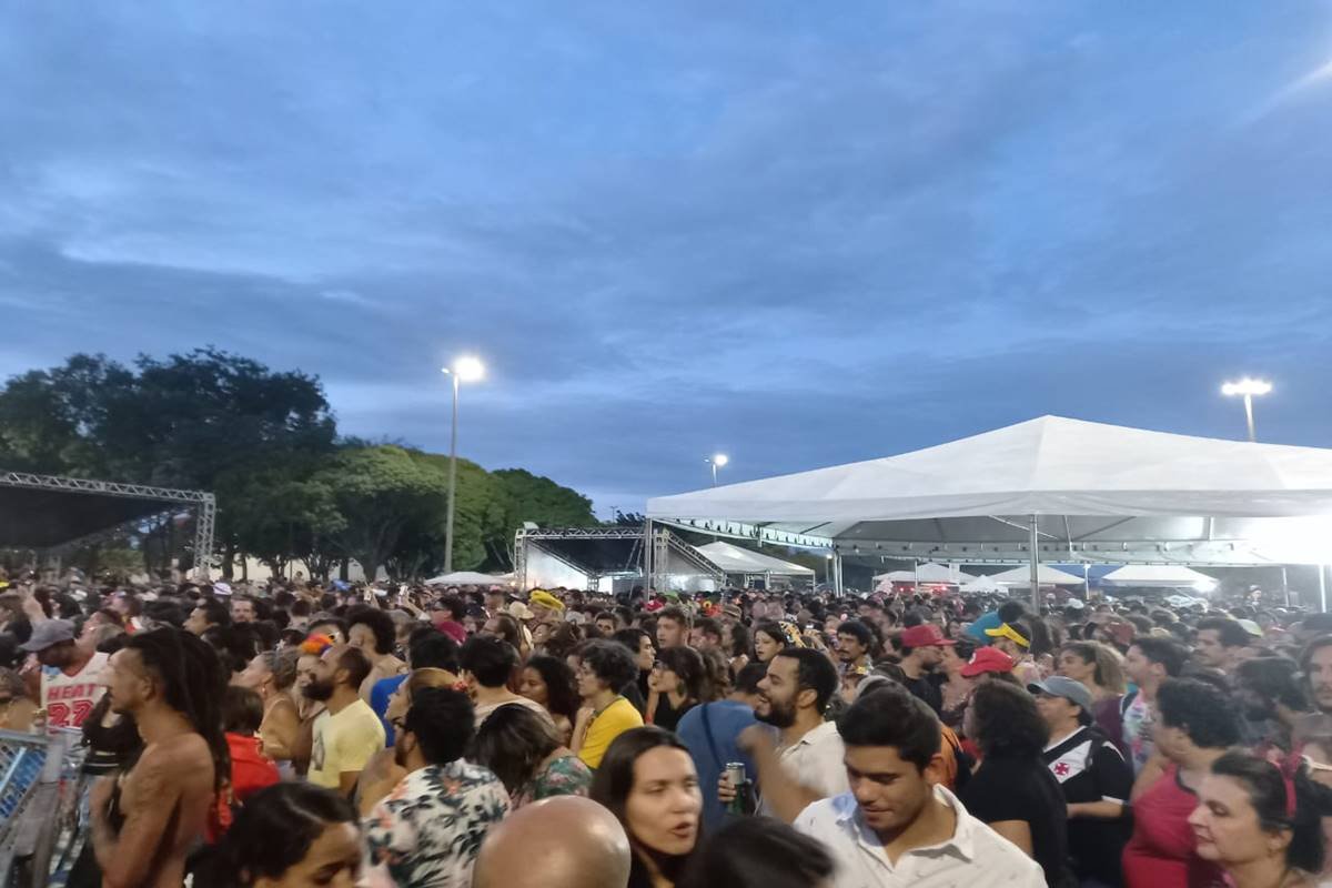 Foto colorida de multidão em bloco de carnaval