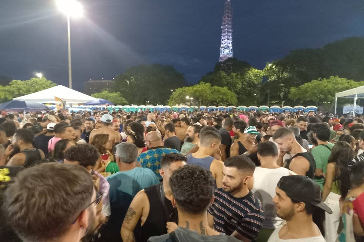 Foto colorida de multidão em bloco de carnaval