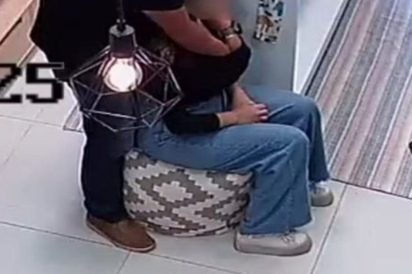 foto colorida de falso massagista foi preso após passar a mão em funcionárias de loja em Peruíbe - Metrópoles