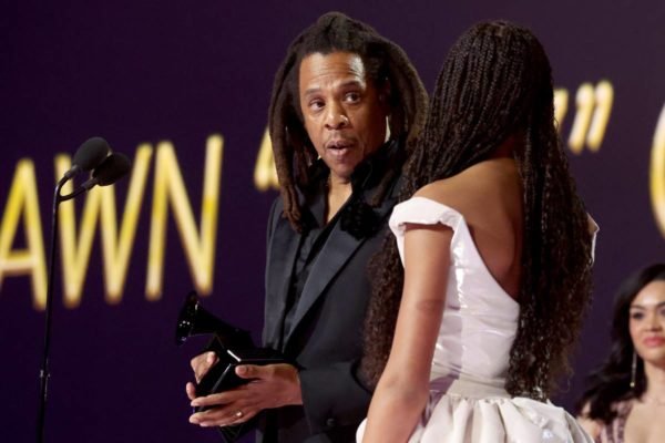 Foto colorida de Jay-Z e Blue Ivy no Grammy - Metrópoles