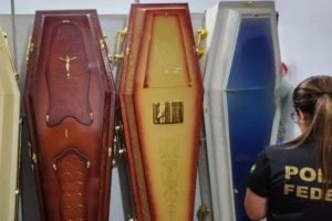 Traficantes escondem cocaína em caixões e faturam R$ 350 milhões