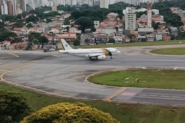 Em foto colorida, o avião presidencial com Lula no aeroporto de Congonhas pouco antes de abortar decolagem