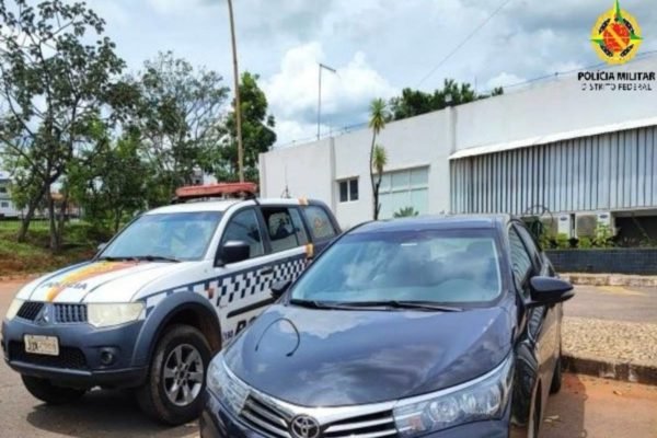 Polícia Militar apreende, na manhã desta segunda-feira (5/2), Corolla com a placa clonada na 26ª Delegacia de Polícia (Samambaia Norte).