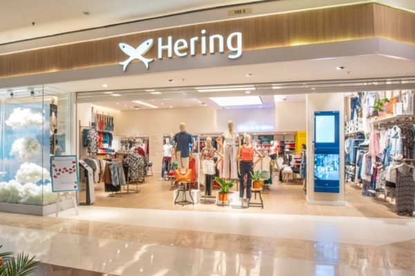 Vitrine de loja da Hering - Metrópoles