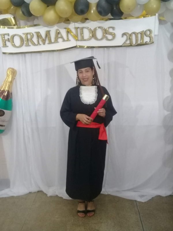 Foto colorida de Lucila com o diploma durante a formatura no Ensino Fundamental, que ela concluiu pela EJA após quase 30 anos longe da sala de aula - Metrópoles