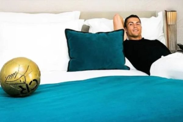Brasileiro relata furto de itens de luxo em hotel de Cristiano Ronaldo