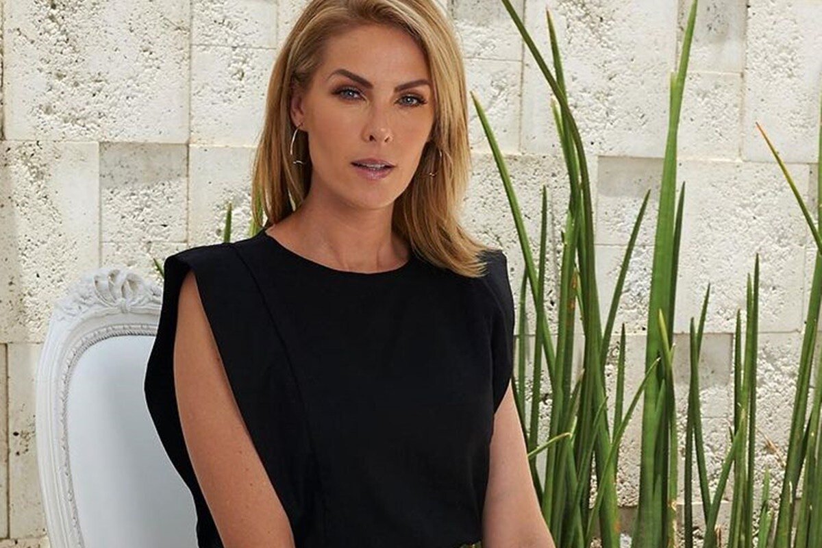 Ana Hickmann posa de look preto e séria - Metrópoles