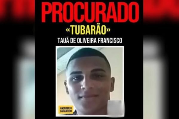 Foto colorida mostra cartaz de procurado do miliciano Tauã de Oliveira Francisco, o Tubarão, de 25 anos, do Rio de Janeiro, morto em confronto com a polícia - Metrópoles