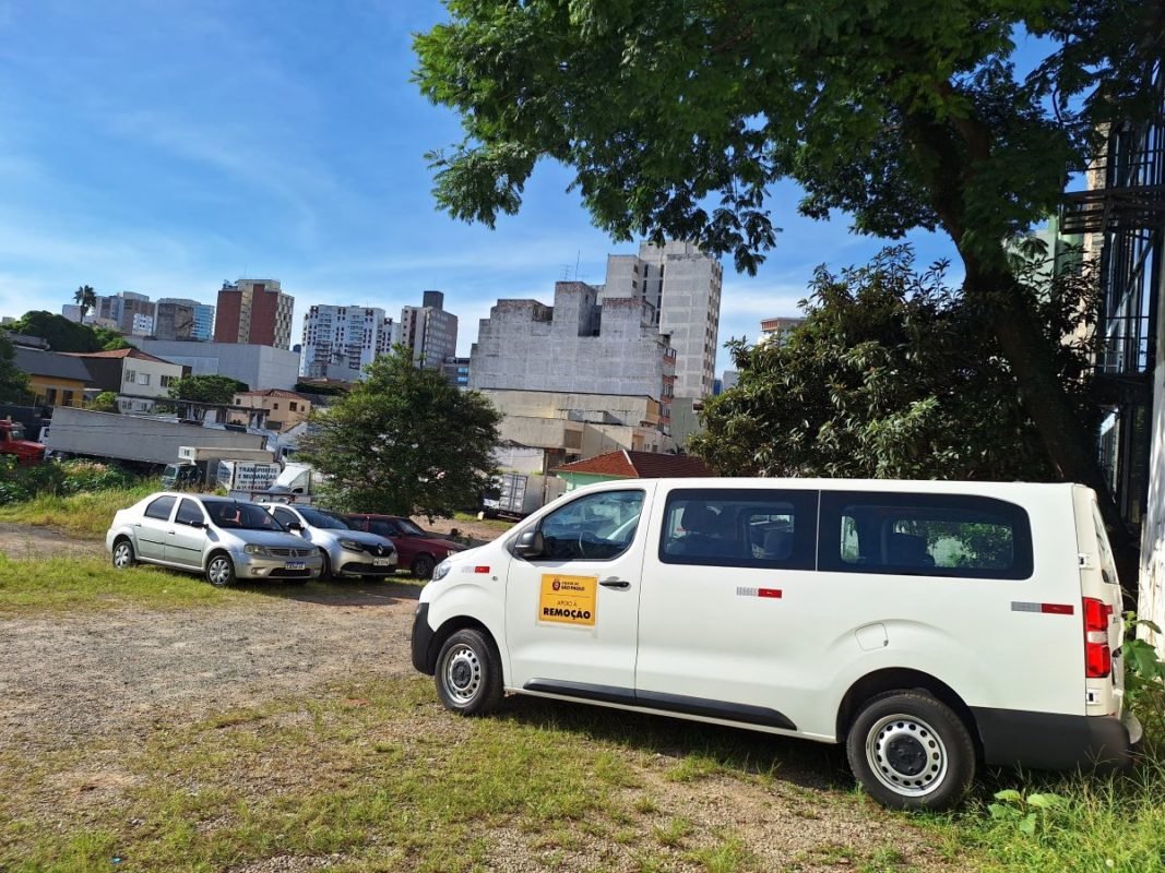 Imagem mostra veículos em estacionamento - Metrópoles