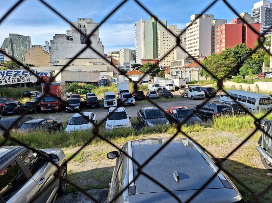 Imagem mostra veículos em estacionamento - Metrópoles