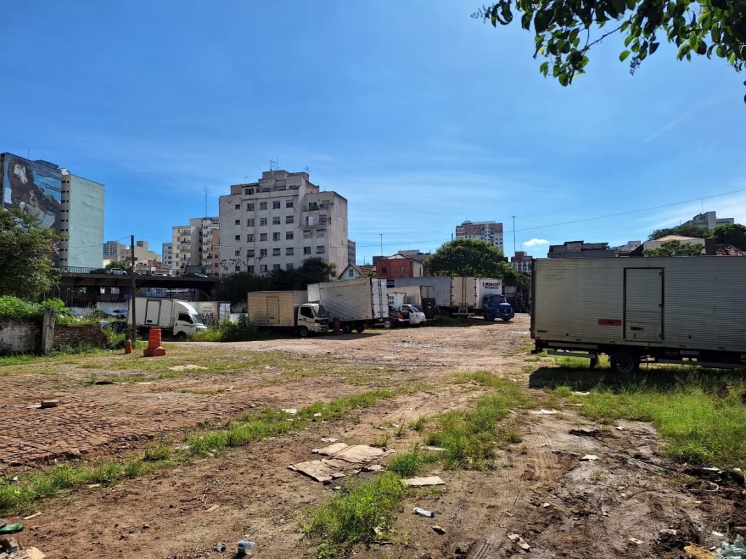 Imagem mostra veículos em estacionamento - Metrópoles