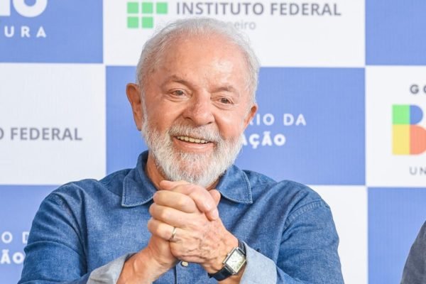 Imagem colorida do presidente Lula sorrindo - Metrópoles