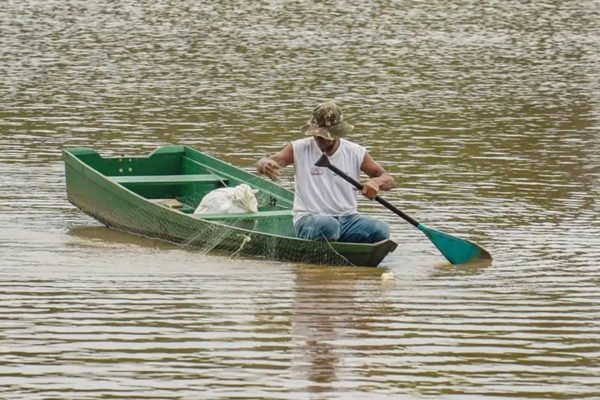 Foto colorida de pescador no Rio Negro - Metrópoles