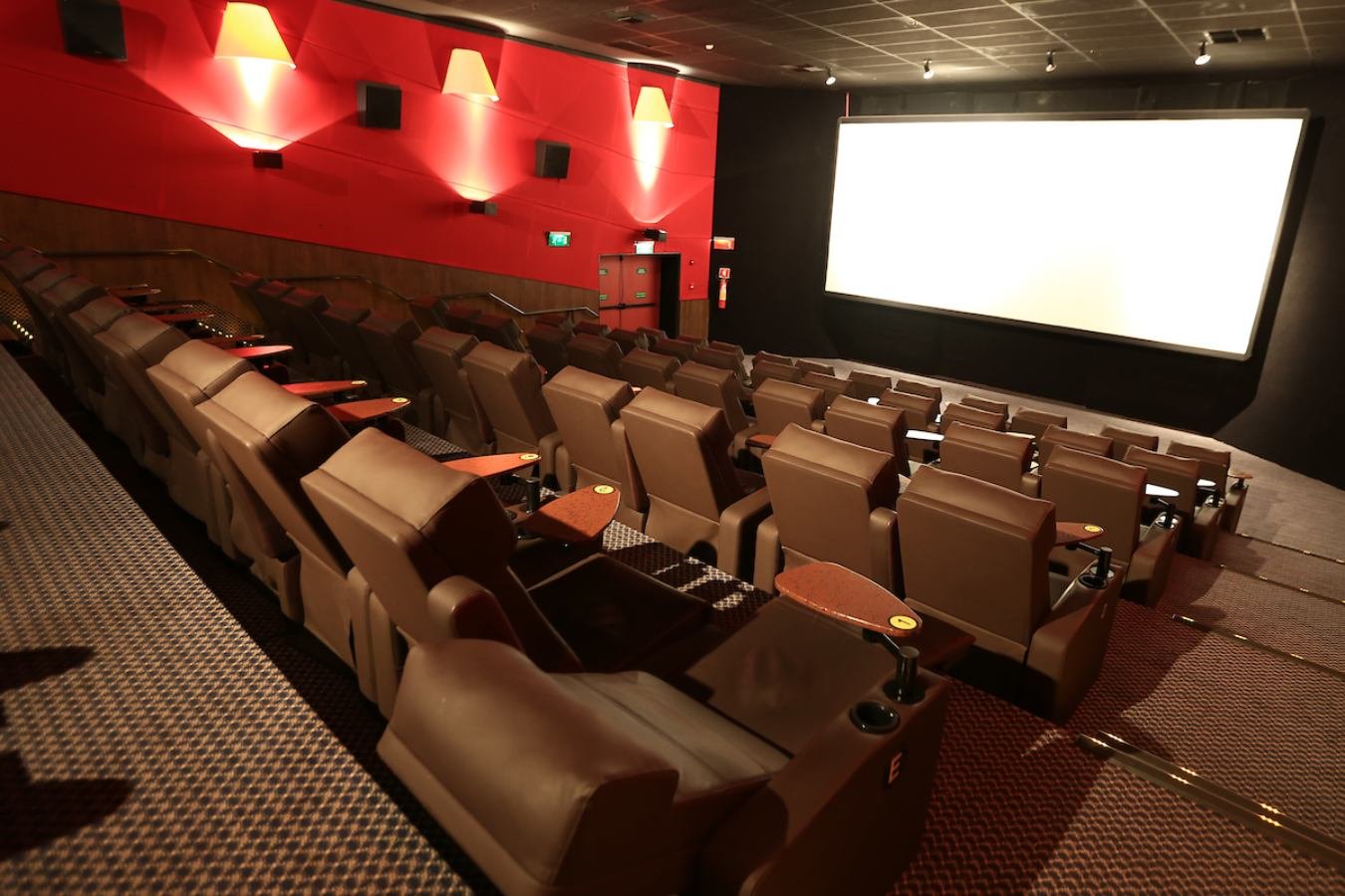 Foto colorida de sala de cinema - Metrópoles