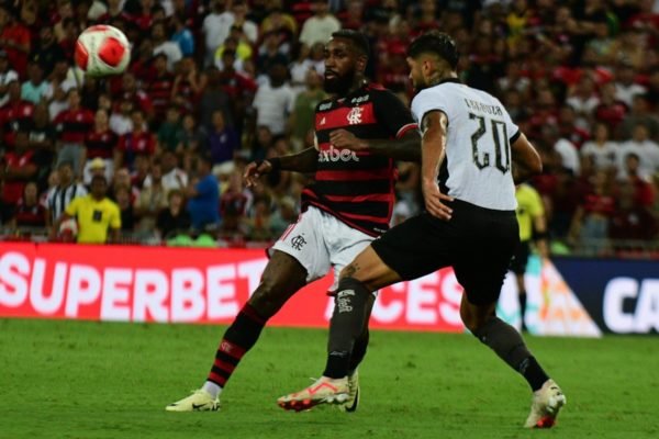 Foto colorida do jogo do Flamengo contra o Botafogo - Metrópoles