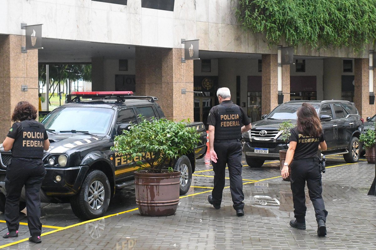 imagem colorida operação da PF sede PL