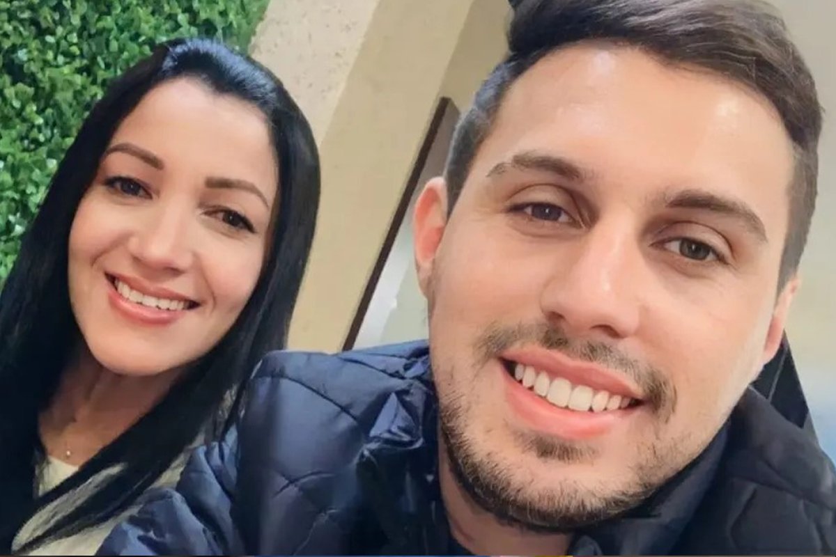 Imagem de um homem e uma mulher sorrindo para a câmera. ela morreu elecrutada dentro de piscina