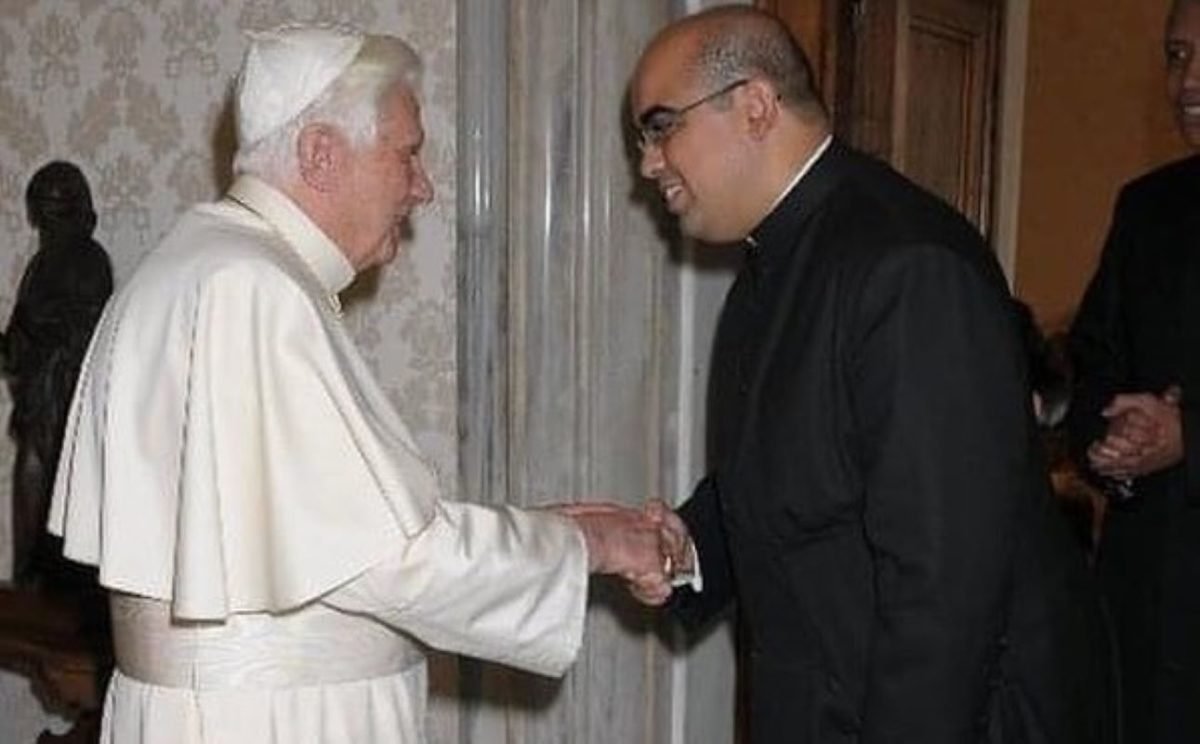 O padre José Eduardo de Oliveira e Silva ao lado do papa Bento XVI - Metrópoles