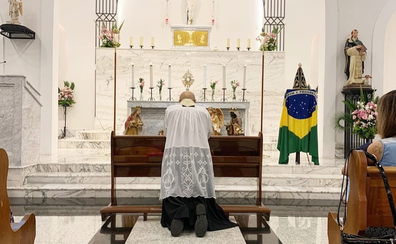 Foto publicada pelo padre José Eduardo de Oliveira e Silva rezando - Metrópoles