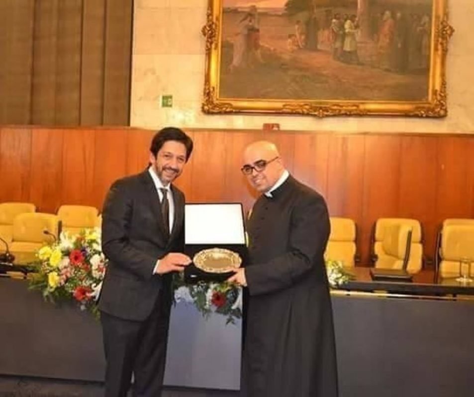 O padre José Eduardo de Oliveira e Silva ao lado do prefeito de São Paulo Ricardo Nunes (MDB) - Metrópoles
