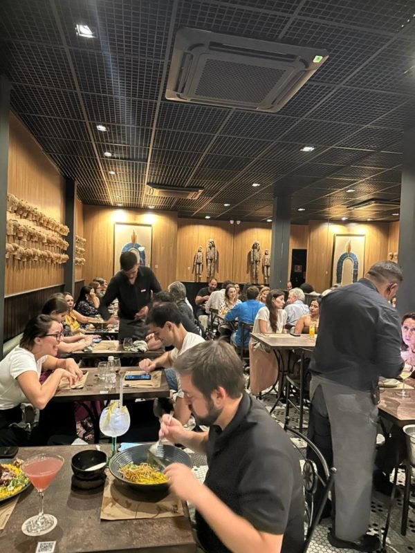 imagem colorida mostra restaurante lotado - metrópoles