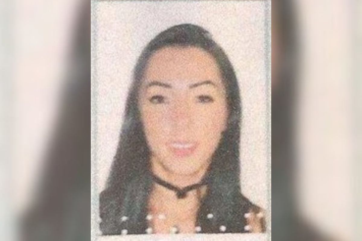 Reprodução da foto 3x4 de Karen. Ela é uma mulher de cabelos lisos e negros e viúva de Cabelo Duro, um antigo líder do PCC - Metrópoles