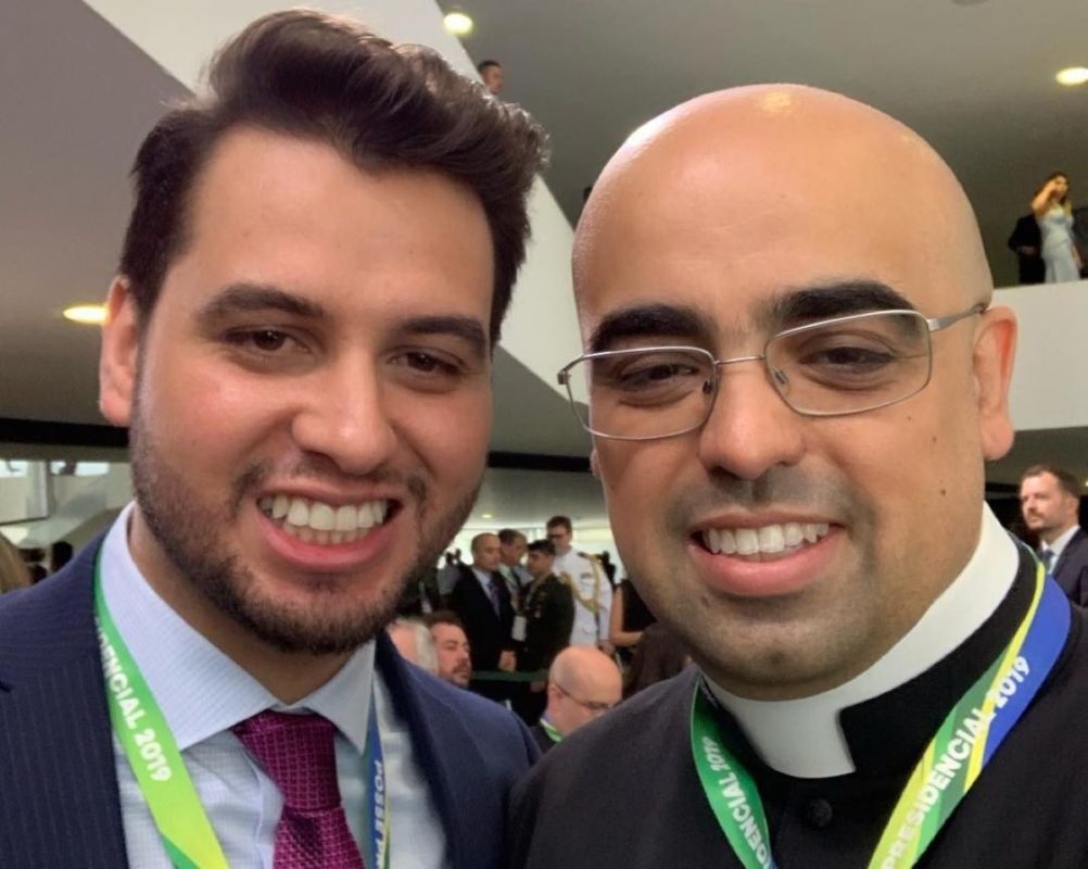 O padre José Eduardo de Oliveira e Silva ao lado de Filipe Martins, ex-assessor de Bolsonaro - Metrópoles
