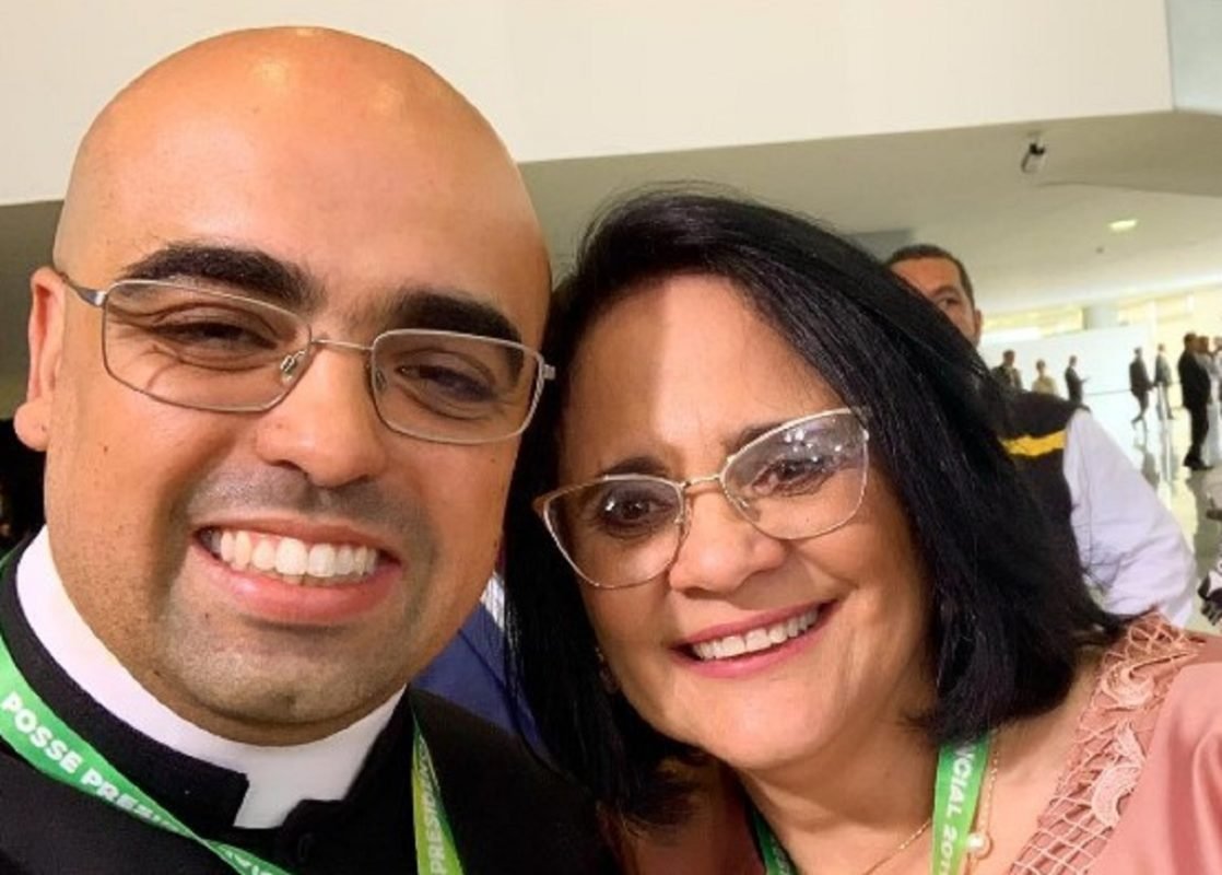 O padre José Eduardo de Oliveira e Silva ao lado de Damares Alves - Metrópoles