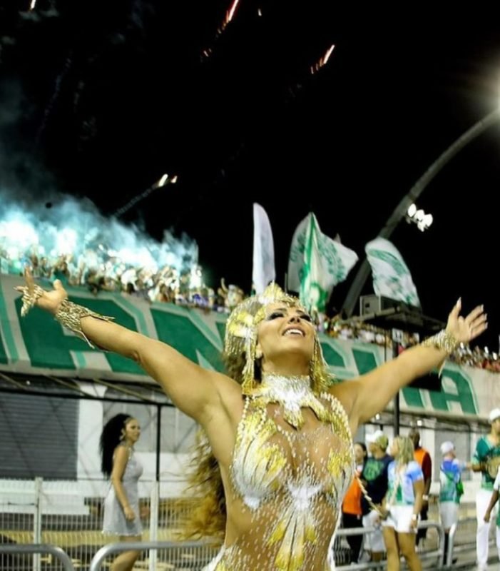 Imagem mostra mulher no Carnaval - Metrópoles