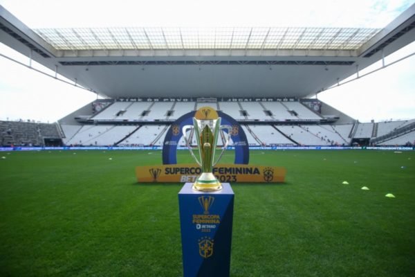 Imagem colorida do troféu da Supercopa de Futebol Feminino- Metrópoles