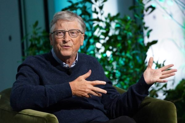 Foto colorida de Bill Gates sentando - Metrópoles