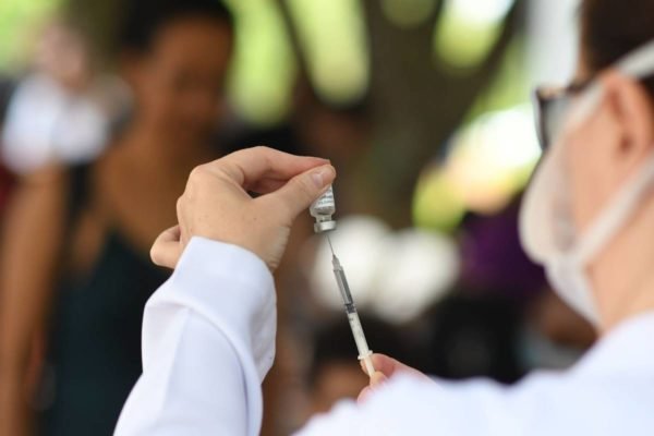 Rio recebe primeiro lote de vacinas contra a dengue